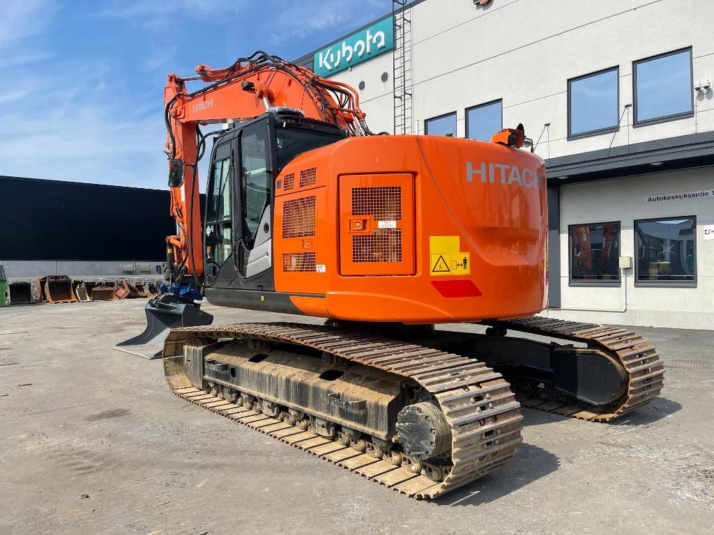 Hitachi ZX225USLC-6 PYÖRITTÄJÄLLÄ - Crawler excavator: picture 2 Hitachi ZX225USLC-6 PYÖRITTÄJÄLLÄ - Crawler excavator: picture 2
