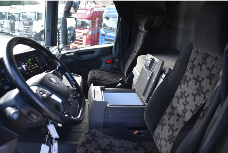 Scania R450 NGS 4x2 - ADR FL - RETARDER - 782 TKM - PTO - PARK. AIRCO - 4 POINT AIR SUSPENSION - ALCOA'S - LED LIGHTS - - Tractor unit: picture 4 Scania R450 NGS 4x2 - ADR FL - RETARDER - 782 TKM - PTO - PARK. AIRCO - 4 POINT AIR SUSPENSION - ALCOA'S - LED LIGHTS - - Tractor unit: picture 4