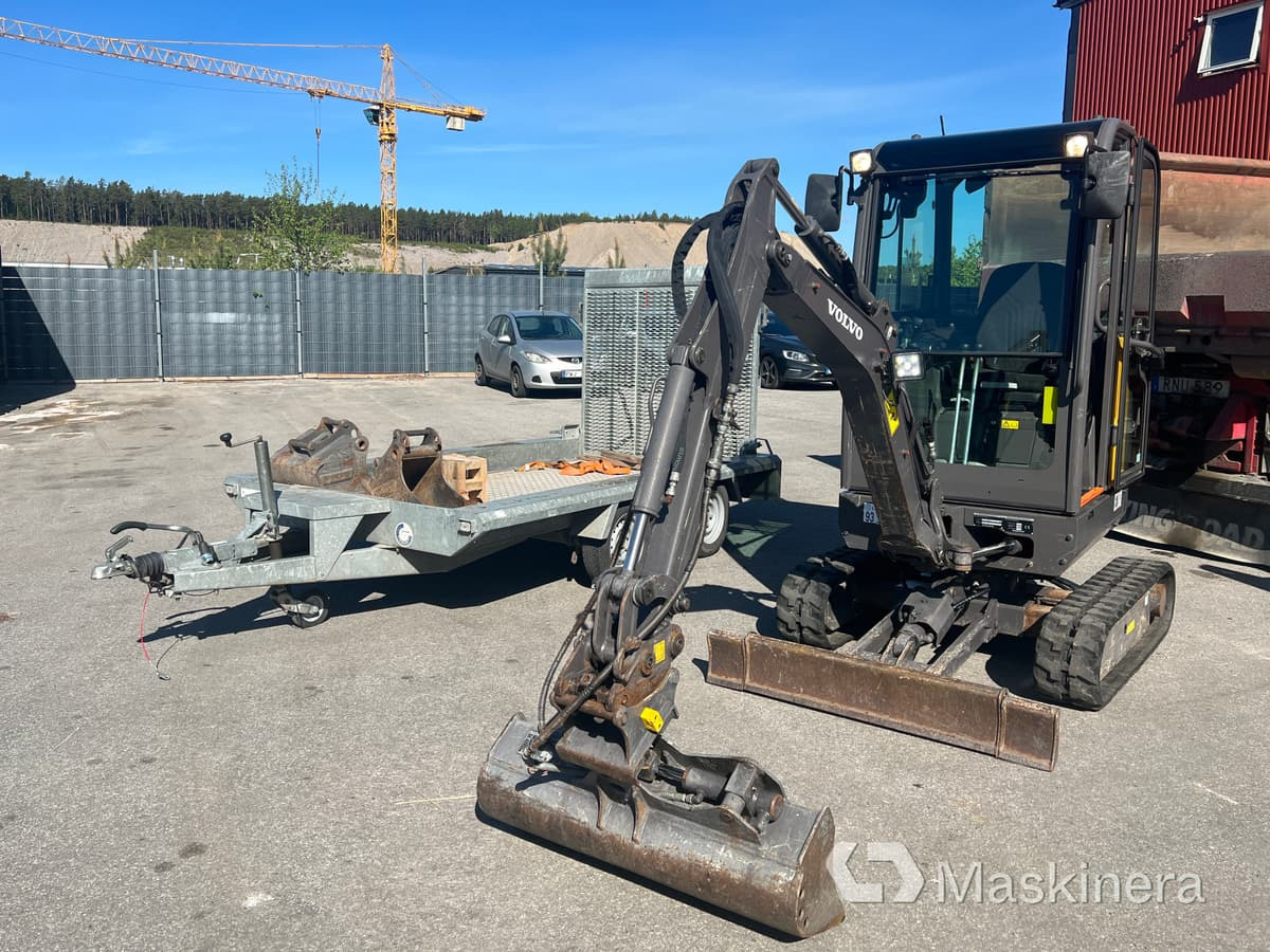 Grävmaskin Volvo EC18D med maskintrailer och redskap - Crawler excavator: picture 1 Grävmaskin Volvo EC18D med maskintrailer och redskap - Crawler excavator: picture 1