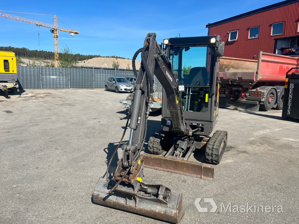 Grävmaskin Volvo EC18D med maskintrailer och redskap - Crawler excavator: picture 3 Grävmaskin Volvo EC18D med maskintrailer och redskap - Crawler excavator: picture 3