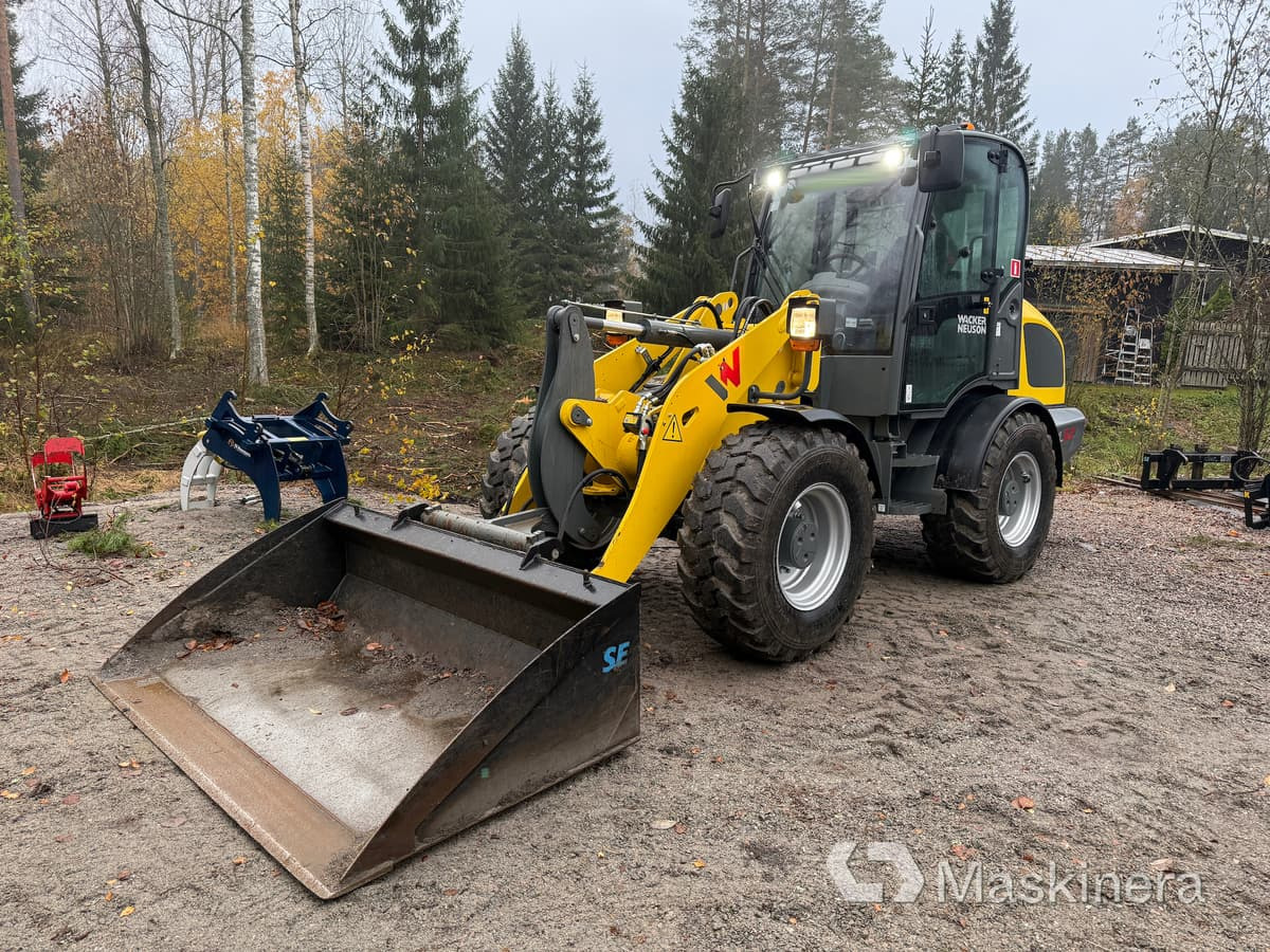 Wacker Neuson WL52 RL50 Hjullastare Wacker Neuson WL52 med Vagn och många redskap - Wheel loader: picture 1 Wacker Neuson WL52 RL50 Hjullastare Wacker Neuson WL52 med Vagn och många redskap - Wheel loader: picture 1