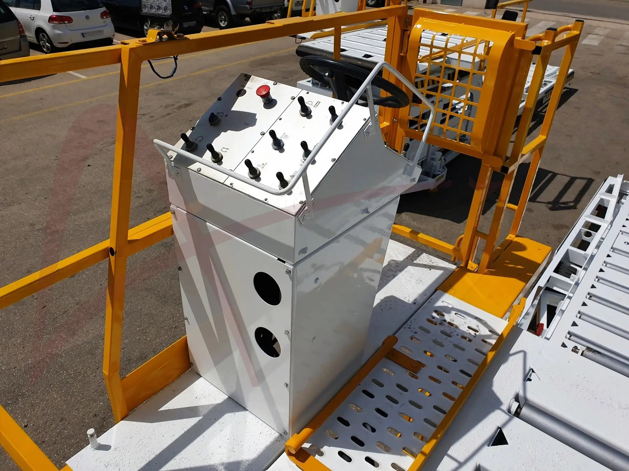 AIR MARREL LAM3500 - Aircraft cargo loader: picture 4 AIR MARREL LAM3500 - Aircraft cargo loader: picture 4