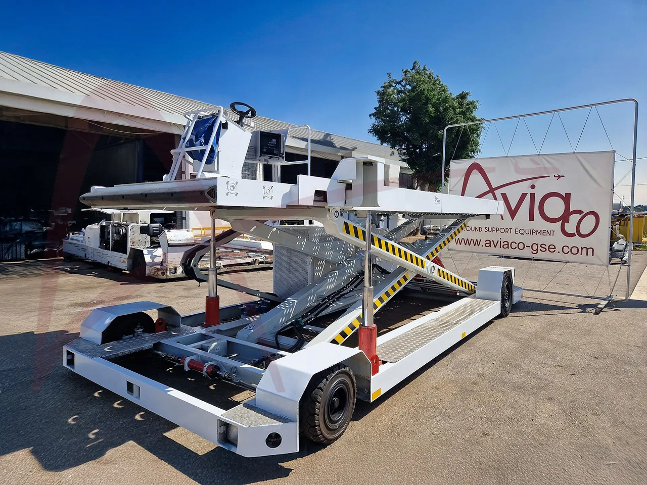 FMC CLT8 - Aircraft cargo loader: picture 3 FMC CLT8 - Aircraft cargo loader: picture 3