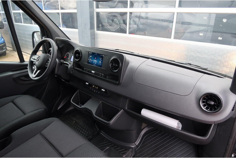Interior photo 3: Panel van Mercedes-Benz Sprinter 519 CDI L2H2 4X4 AUT/ 2X DEUR/ 3,5T/ MBUX/ CAMERA/ ETC.