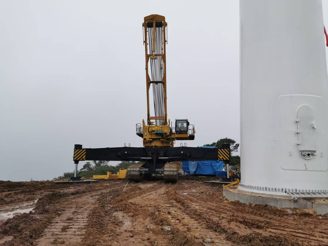 Lease a  XCMG Official Construction Mobile Crane XGC2100W 110Ton Used Hydraulic Crawler Crane XCMG Official Construction Mobile Crane XGC2100W 110Ton Used Hydraulic Crawler Crane: picture 11