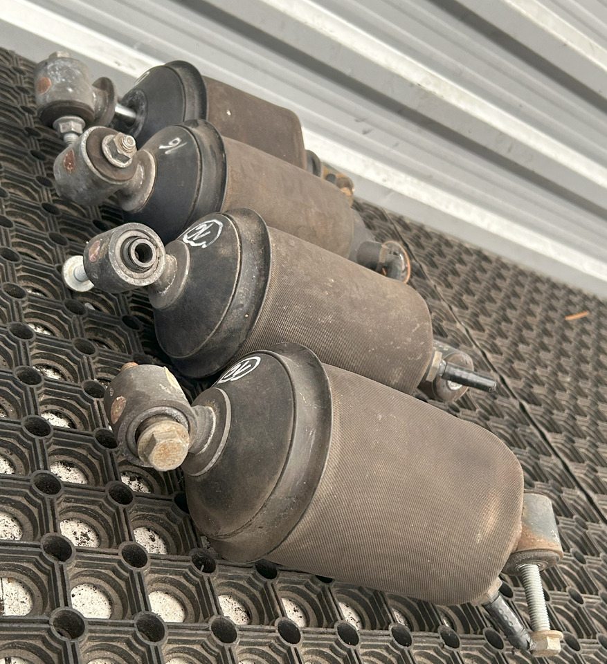 DAF XF 106 CAB SUSPENSION BOOT SET - Cab suspension: picture 5 DAF XF 106 CAB SUSPENSION BOOT SET - Cab suspension: picture 5