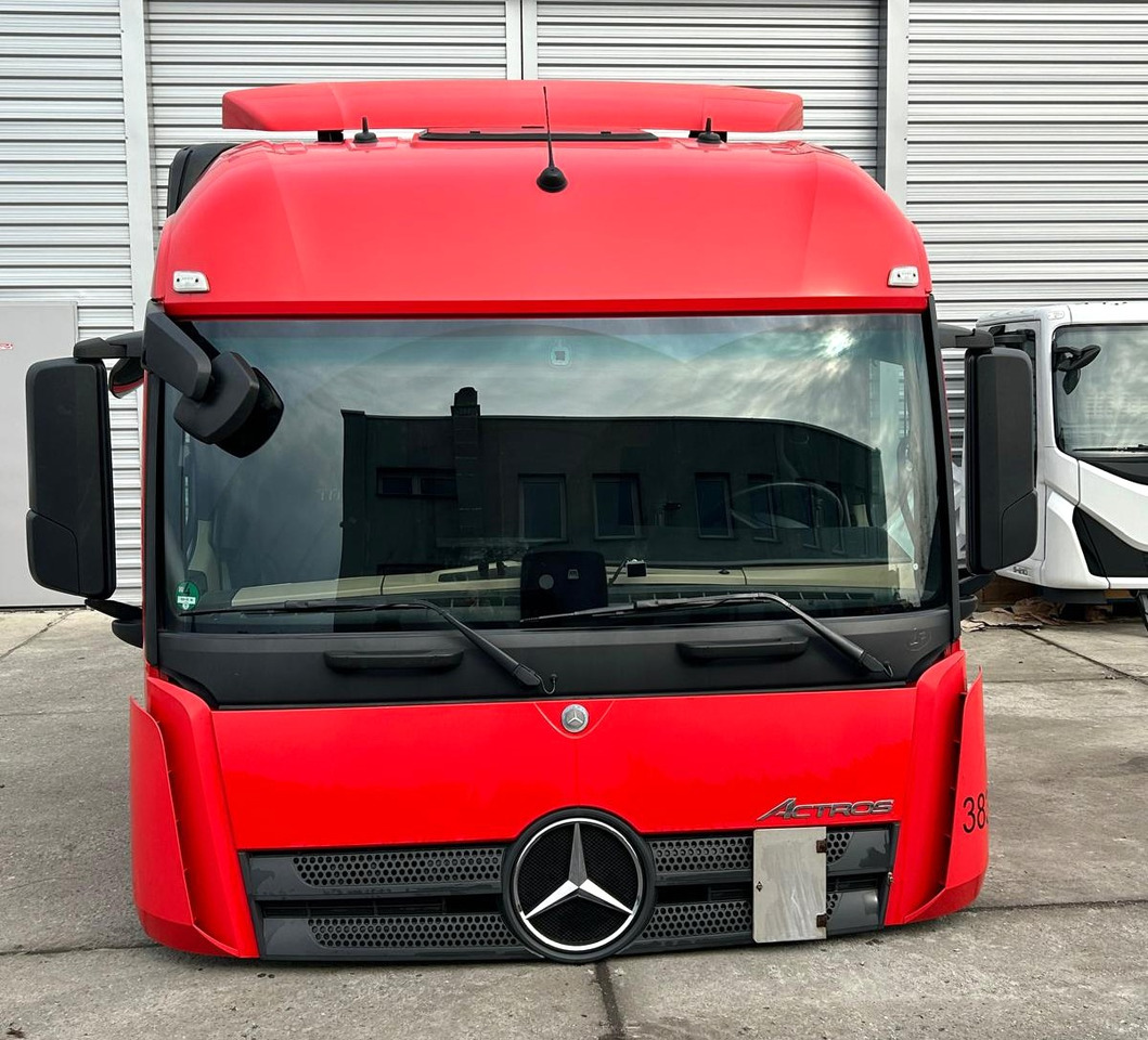 Mercedes Actros MP4 - Cab: picture 1 Mercedes Actros MP4 - Cab: picture 1