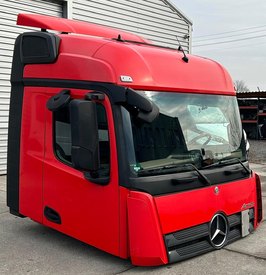 Mercedes Actros MP4 - Cab: picture 3 Mercedes Actros MP4 - Cab: picture 3