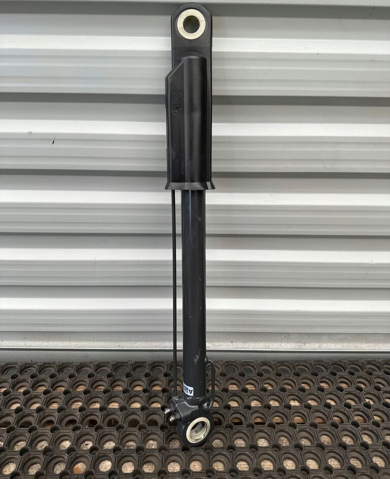 Mercedes-Benz ATEGO MB9675530005 truck - Hydraulic cylinder for Truck: picture 1 Mercedes-Benz ATEGO MB9675530005 truck - Hydraulic cylinder for Truck: picture 1