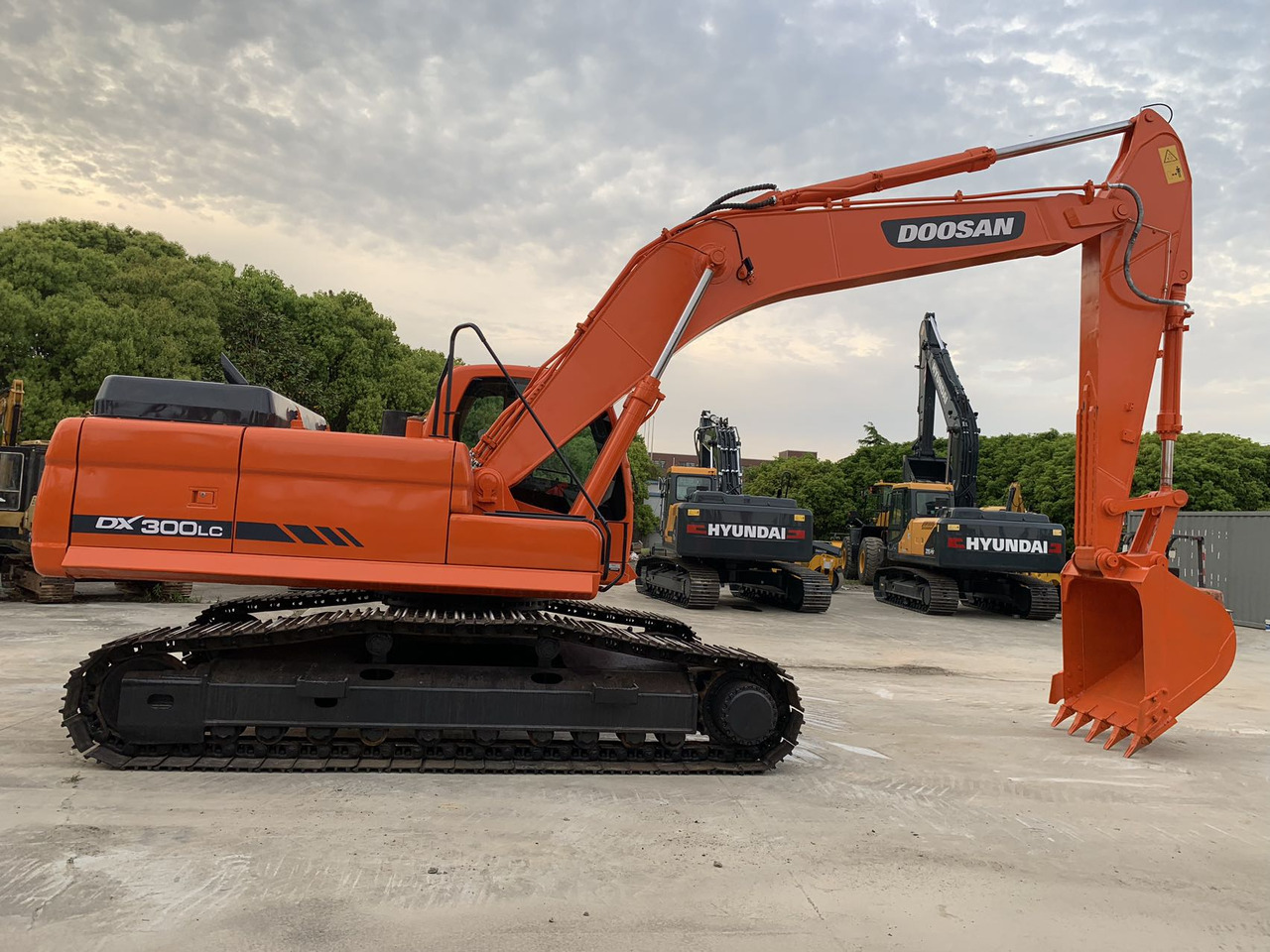Doosan DX300 Heavy Mining Excavator Secondhand 30 ton Excavator - Crawler excavator: picture 1 Doosan DX300 Heavy Mining Excavator Secondhand 30 ton Excavator - Crawler excavator: picture 1