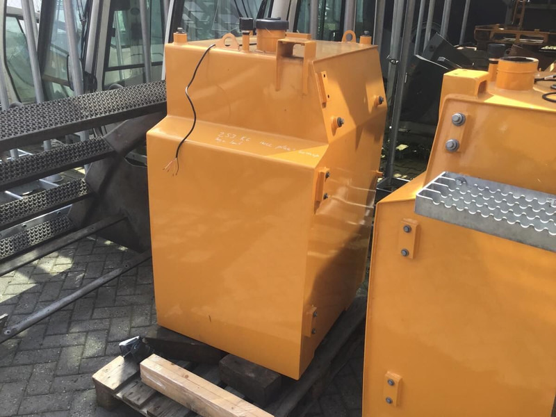 Liebherr Fuel Tank - Fuel tank: picture 1 Liebherr Fuel Tank - Fuel tank: picture 1
