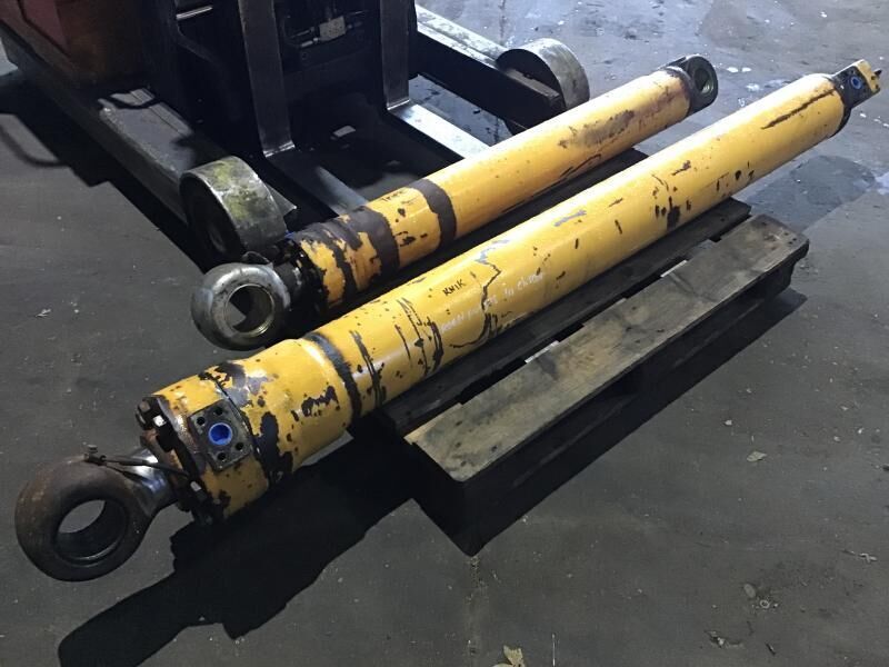 Liebherr R934B / R944 / R954B / R954C / A954 Li / A954B Li / R934C / R942 LI / R954 - Hydraulic cylinder: picture 2 Liebherr R934B / R944 / R954B / R954C / A954 Li / A954B Li / R934C / R942 LI / R954 - Hydraulic cylinder: picture 2