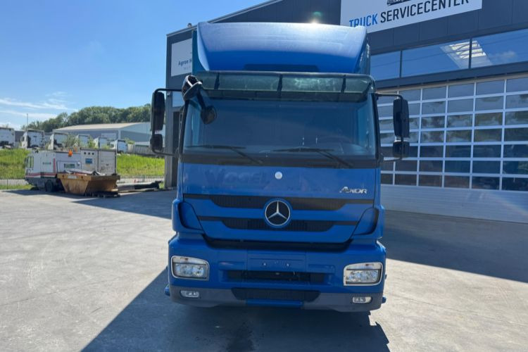 Mercedes-Benz Axor 1833 4x2 - Curtainsider truck: picture 2 Mercedes-Benz Axor 1833 4x2 - Curtainsider truck: picture 2