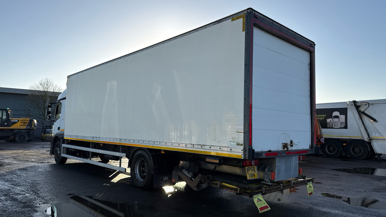 MERCEDES-BENZ ACTROS 1824 - Box truck: picture 3 MERCEDES-BENZ ACTROS 1824 - Box truck: picture 3
