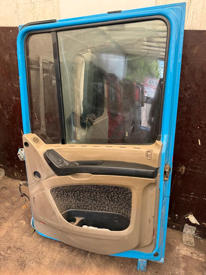 DAF XF 105,460 Beifahrertür Blau Spiegel Innenverkleidung LN 48 - Door and parts for Truck: picture 2 DAF XF 105,460 Beifahrertür Blau Spiegel Innenverkleidung LN 48 - Door and parts for Truck: picture 2