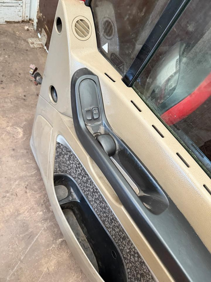 DAF XF 105,460 Beifahrertür Rot Spiegel Innenverkleidung LN 46 - Door and parts for Truck: picture 5 DAF XF 105,460 Beifahrertür Rot Spiegel Innenverkleidung LN 46 - Door and parts for Truck: picture 5