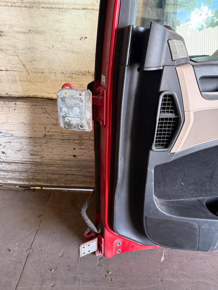 MAN TGX Beifahrertür Rot Spiegel Innenverkleidung LN 62 - Door and parts for Truck: picture 3 MAN TGX Beifahrertür Rot Spiegel Innenverkleidung LN 62 - Door and parts for Truck: picture 3