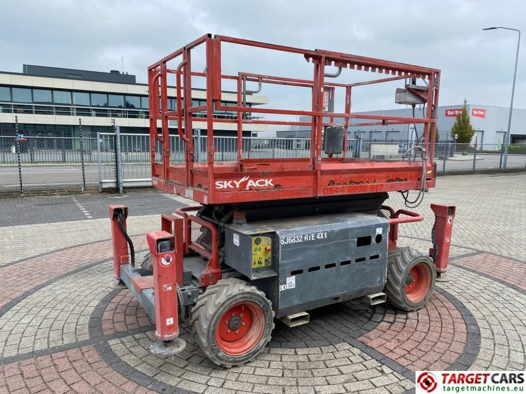 SkyJack SJ6832 RTE Electric 4x4 Scissor Work Lift 1175cm - Scissor lift: picture 3 SkyJack SJ6832 RTE Electric 4x4 Scissor Work Lift 1175cm - Scissor lift: picture 3