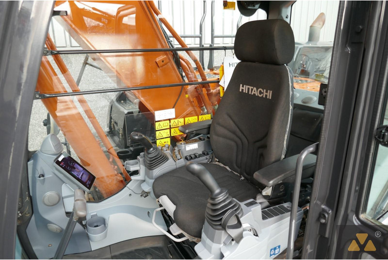 Crawler excavator Hitachi ZX210LC-7: picture 7