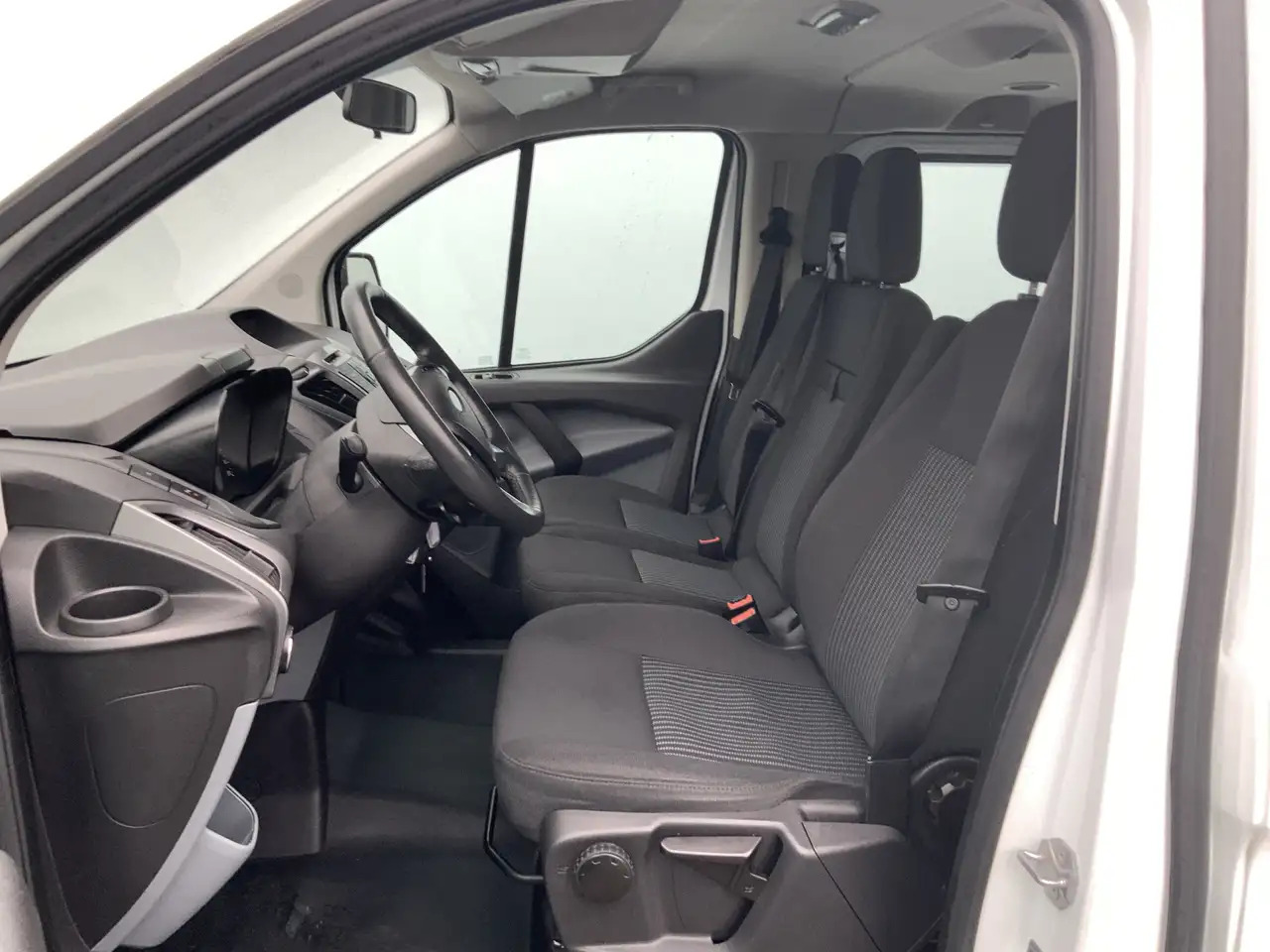 Ford Transit Custom 300 2.2 TDCI L2H1 (11000,- ex btw /ex bpm)Trend - Passenger van: picture 4 Ford Transit Custom 300 2.2 TDCI L2H1 (11000,- ex btw /ex bpm)Trend - Passenger van: picture 4