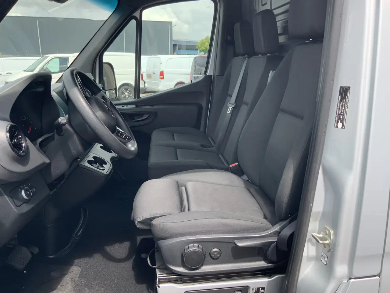 Mercedes-Benz Sprinter 315 1.9 CDI L2H2 Automaat 3 Zits Airco Navi Camera - Panel van: picture 5 Mercedes-Benz Sprinter 315 1.9 CDI L2H2 Automaat 3 Zits Airco Navi Camera - Panel van: picture 5