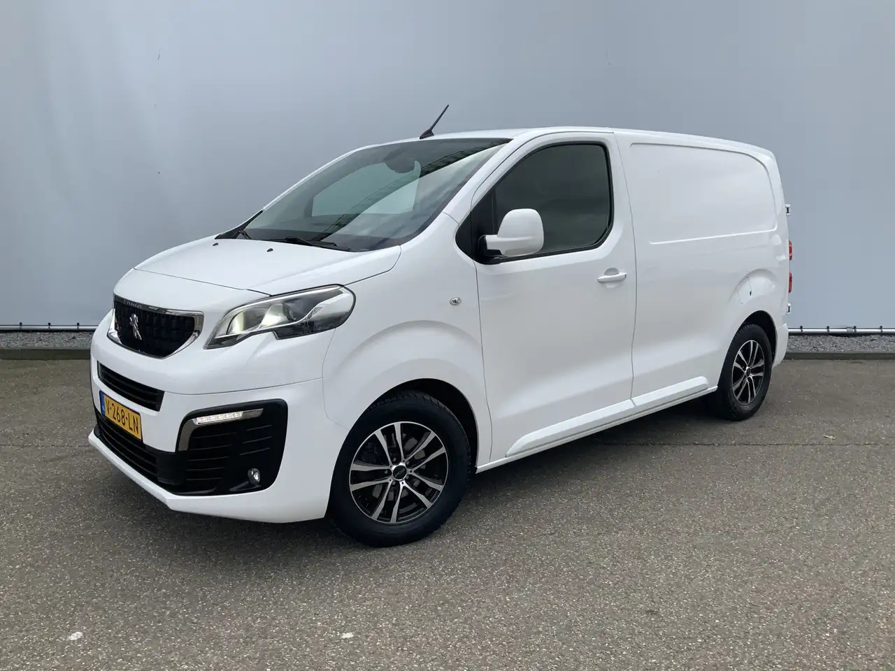Peugeot Expert 227C 2.0 BlueHDI 150 Premium Pack Airco Cruise Cam - Panel van: picture 1 Peugeot Expert 227C 2.0 BlueHDI 150 Premium Pack Airco Cruise Cam - Panel van: picture 1