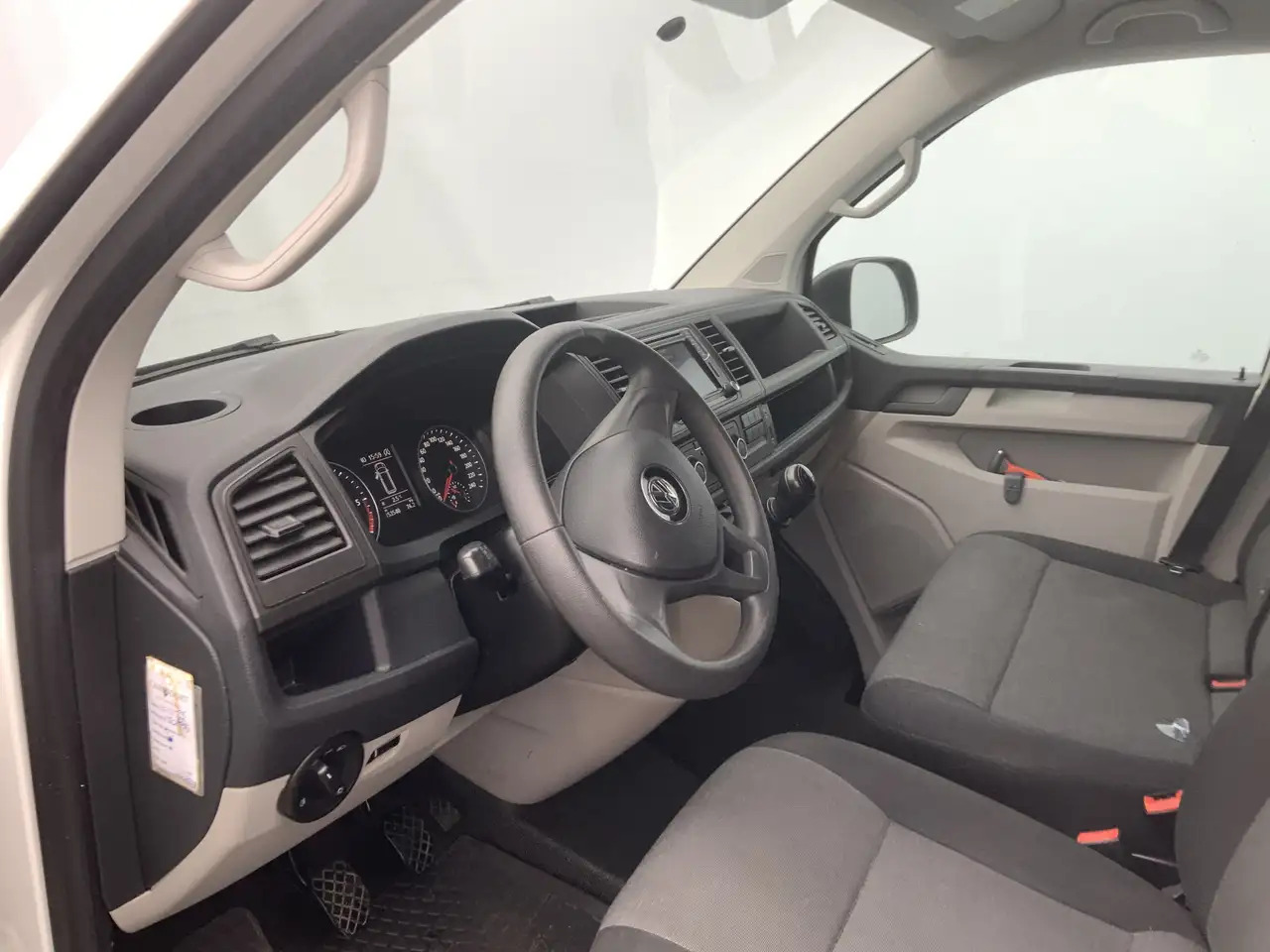 Volkswagen T6 Transporter 2.0 TDI L2H1 Airco Navi Trekhaak 2200 kg 3 Zits Al - Panel van: picture 5 Volkswagen T6 Transporter 2.0 TDI L2H1 Airco Navi Trekhaak 2200 kg 3 Zits Al - Panel van: picture 5