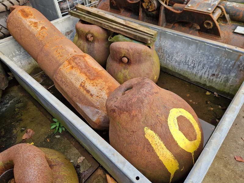 Diversen stalen sloopkogels / beulen - Demolition shears for Construction machinery: picture 1 Diversen stalen sloopkogels / beulen - Demolition shears for Construction machinery: picture 1