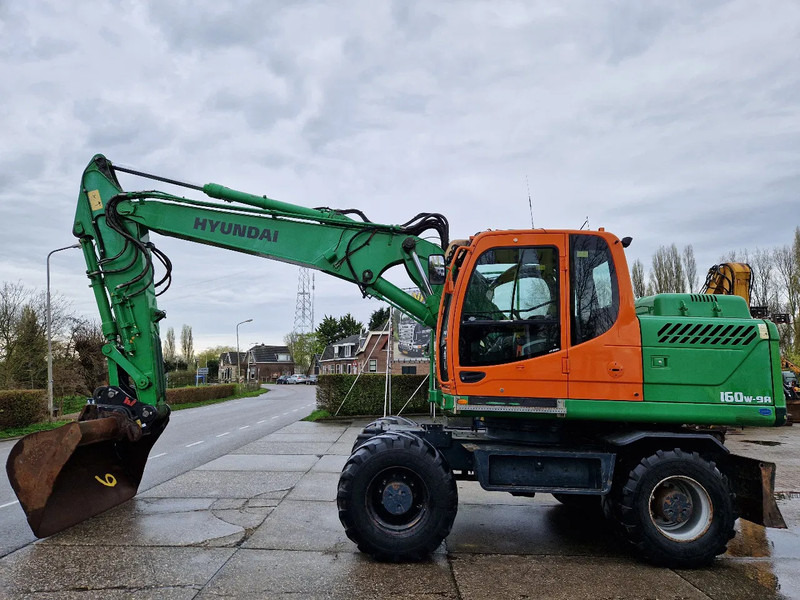 Wheel excavator Hyundai Robex 160W-9A met 6-cilinder Cummins motor: picture 1
