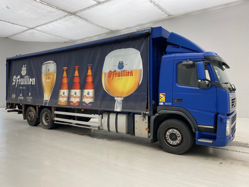 Volvo FM 300 - 6x2 - Curtainsider truck: picture 3 Volvo FM 300 - 6x2 - Curtainsider truck: picture 3