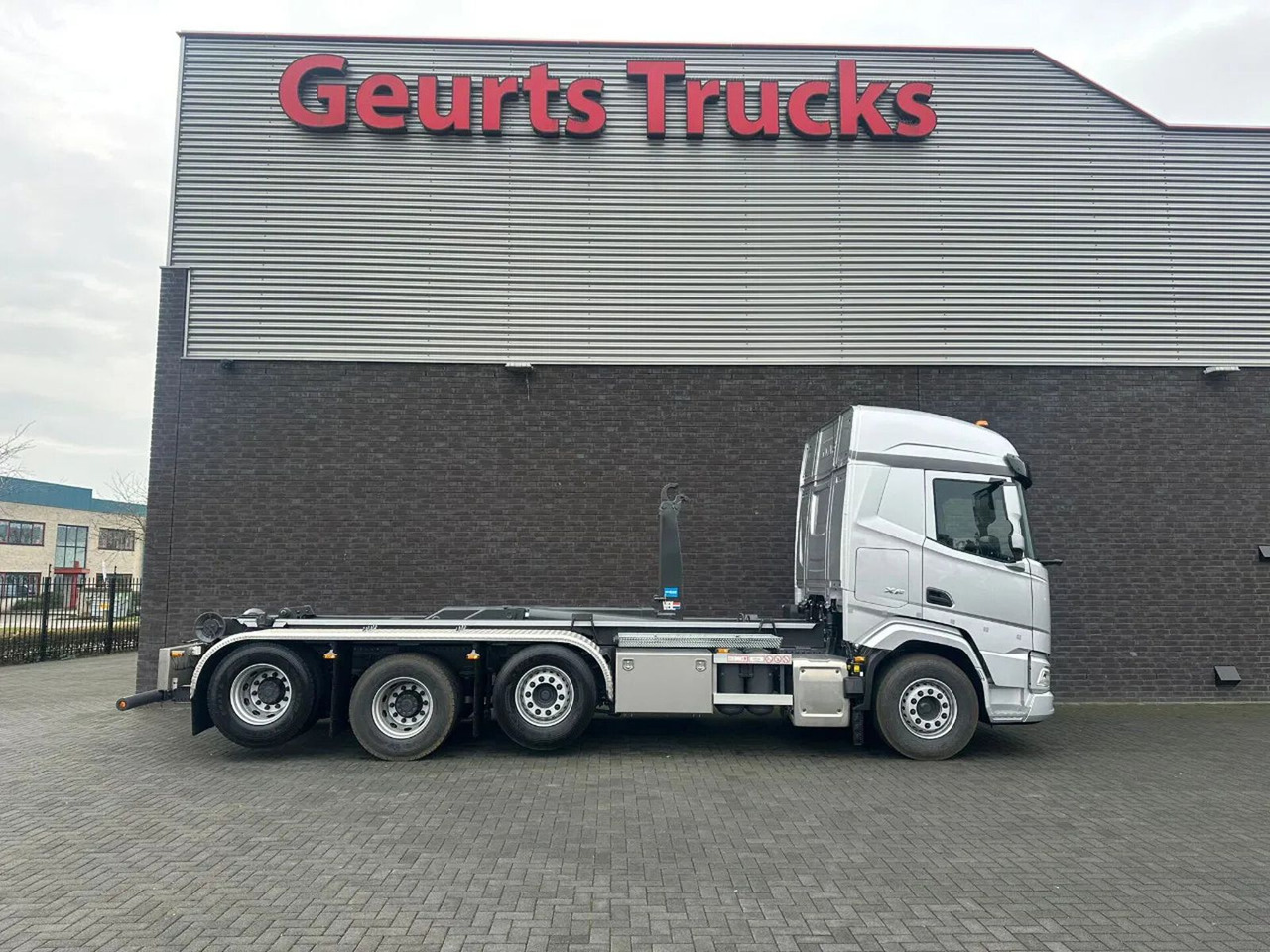 DAF XF 530 8X2 TRIPLE VDL S-30-6700 HAAKARMSYSTEEM/A - Hook lift truck: picture 4 DAF XF 530 8X2 TRIPLE VDL S-30-6700 HAAKARMSYSTEEM/A - Hook lift truck: picture 4