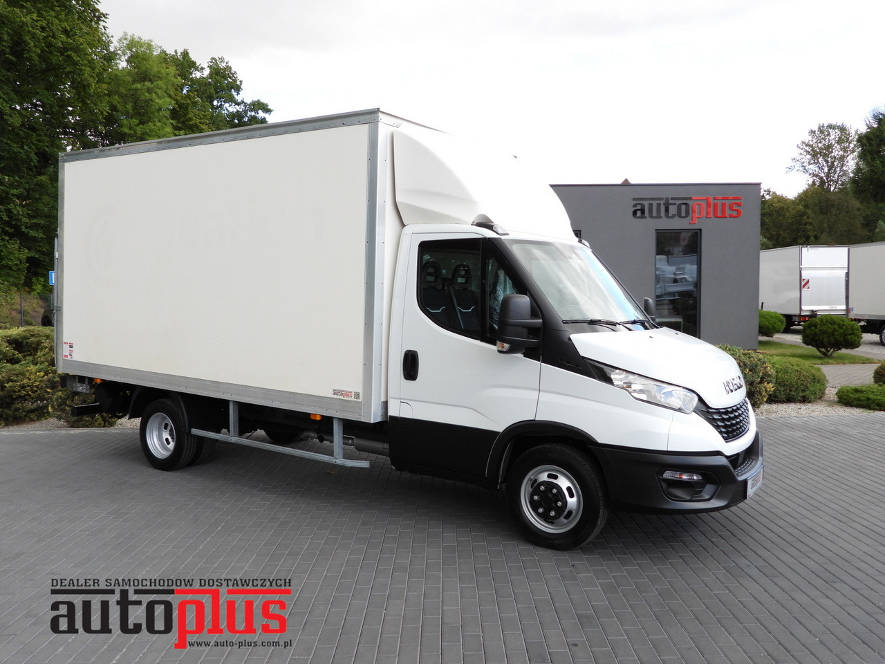 IVECO DAILY 35C16 BOX LIFT 8 PALLETS CRUISE CONTROL TWIN WHEELS AIR CONDITIONING 160HP - Box van: picture 1 IVECO DAILY 35C16 BOX LIFT 8 PALLETS CRUISE CONTROL TWIN WHEELS AIR CONDITIONING 160HP - Box van: picture 1