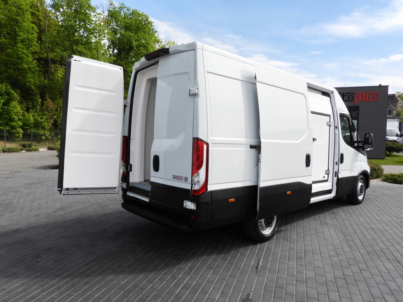IVECO DAILY 35S14 REFRIGERATOR VAN -10*C POWER SUPPLY 230V CRUISE CONTROL AUTOMATIC TRANSMISSION HI-MATIC AIR CONDITIONING 140HP - Refrigerated van: picture 3 IVECO DAILY 35S14 REFRIGERATOR VAN -10*C POWER SUPPLY 230V CRUISE CONTROL AUTOMATIC TRANSMISSION HI-MATIC AIR CONDITIONING 140HP - Refrigerated van: picture 3