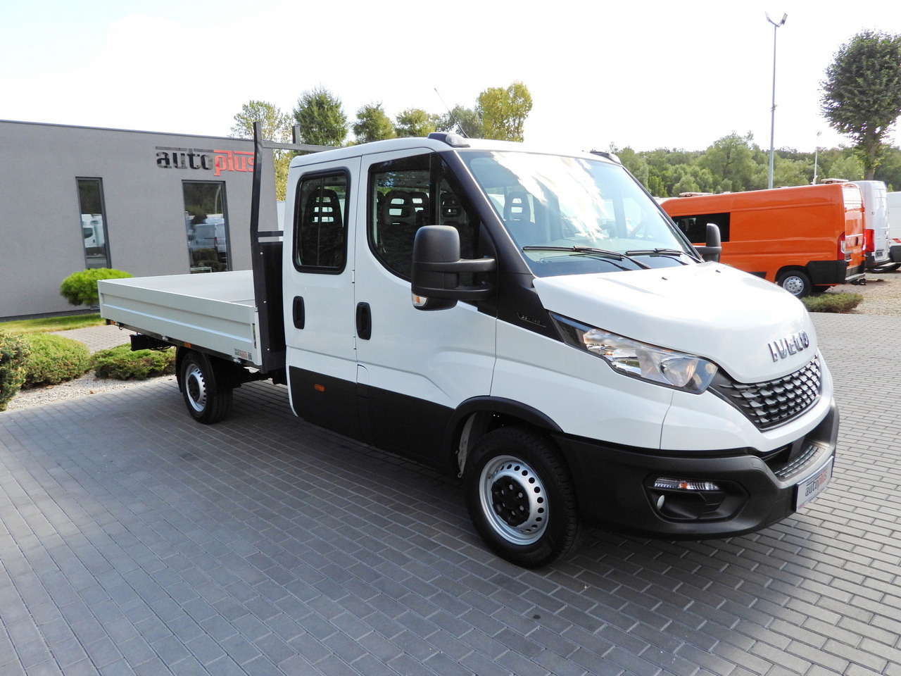 IVECO DAILY 35S14 STAKE BODY DOUBLE CABIN DOKA 7 SEATS CRUISE CONTROL AIR CONDITIONING 135HP - Combi van: picture 4 IVECO DAILY 35S14 STAKE BODY DOUBLE CABIN DOKA 7 SEATS CRUISE CONTROL AIR CONDITIONING 135HP - Combi van: picture 4