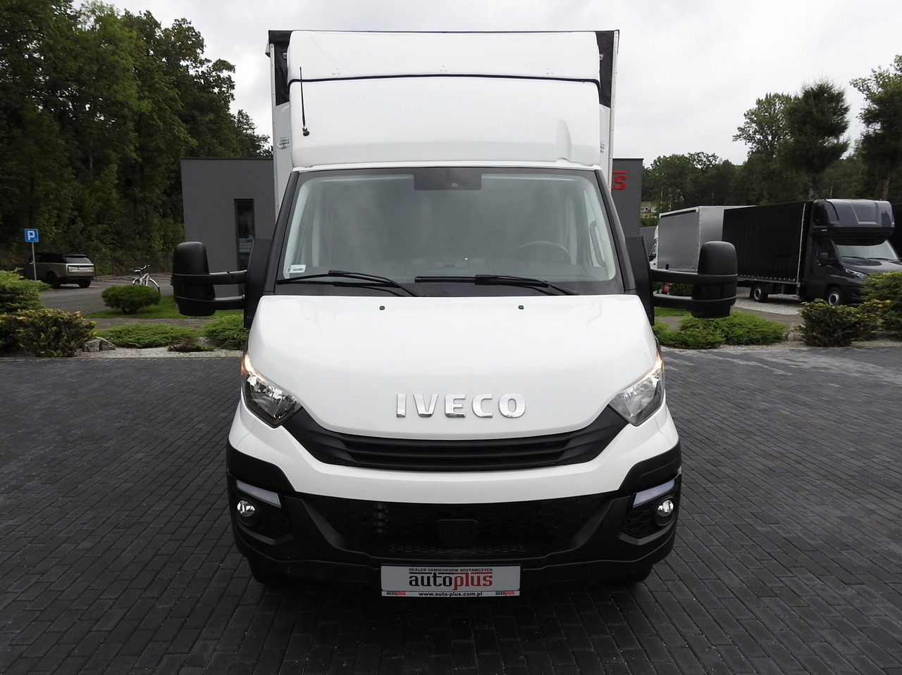 IVECO DAILY 70C18 TARPAULIN LIFT 12 PALLETS WEBASTO CRUISE CONTROL TWIN WHEELS AIR CONDITIONING 180HP - Curtainsider truck: picture 5 IVECO DAILY 70C18 TARPAULIN LIFT 12 PALLETS WEBASTO CRUISE CONTROL TWIN WHEELS AIR CONDITIONING 180HP - Curtainsider truck: picture 5