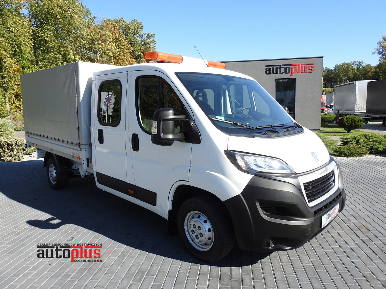 PEUGEOT BOXER STAKE BODY DOUBLE CABIN DOKA 7 SEATS AIR CONDITIONING 140HP - Flatbed van: picture 1 PEUGEOT BOXER STAKE BODY DOUBLE CABIN DOKA 7 SEATS AIR CONDITIONING 140HP - Flatbed van: picture 1