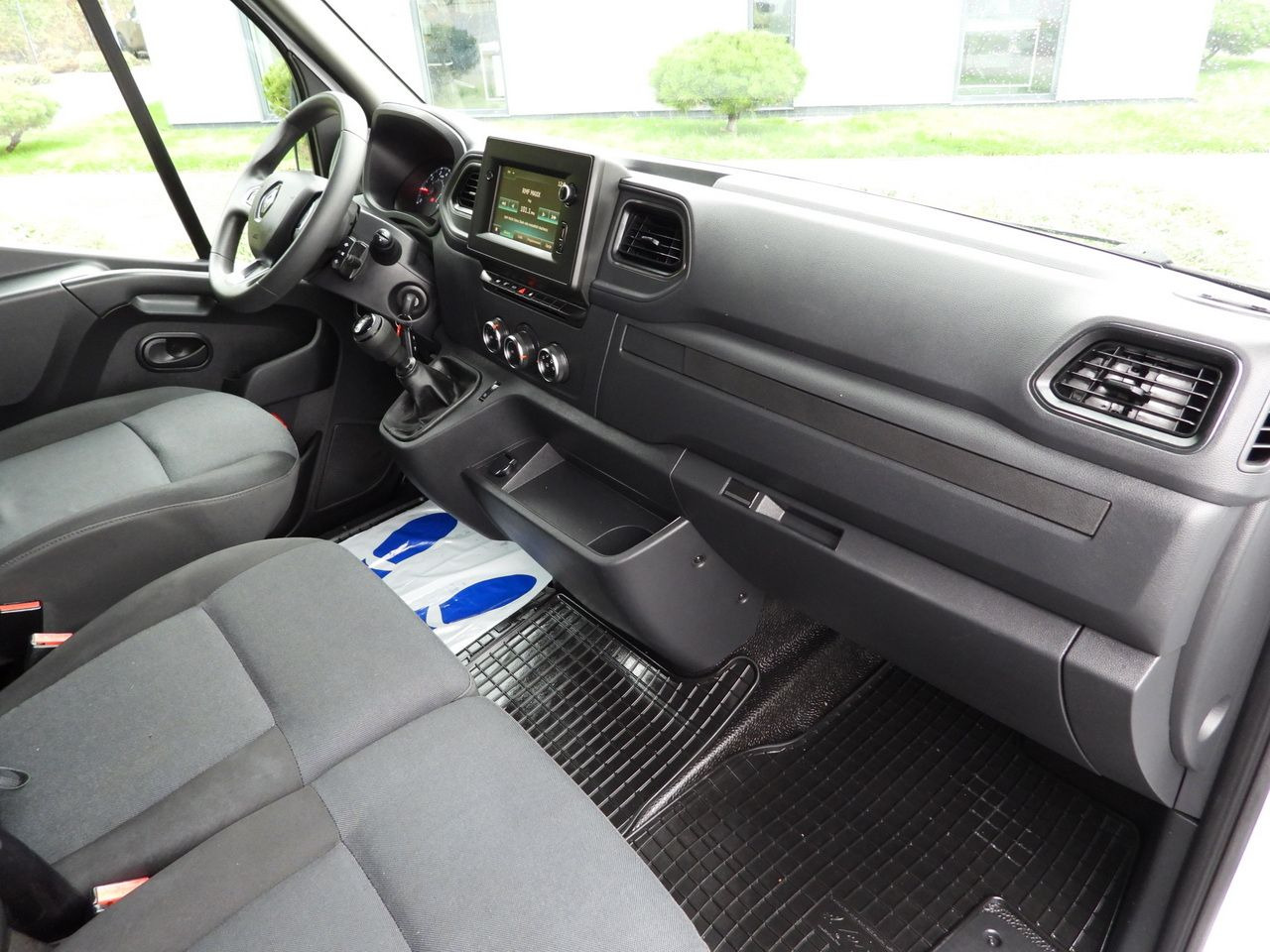 Curtain side van RENAULT MASTER TARPAULIN 12 PALLETS WEBASTO CRUISE CONTROL NAVIGATION LED LIGHTS PNEUMATICS AIR CONDITIONING 165HP: picture 38 Curtain side van RENAULT MASTER TARPAULIN 12 PALLETS WEBASTO CRUISE CONTROL NAVIGATION LED LIGHTS PNEUMATICS AIR CONDITIONING 165HP: picture 38