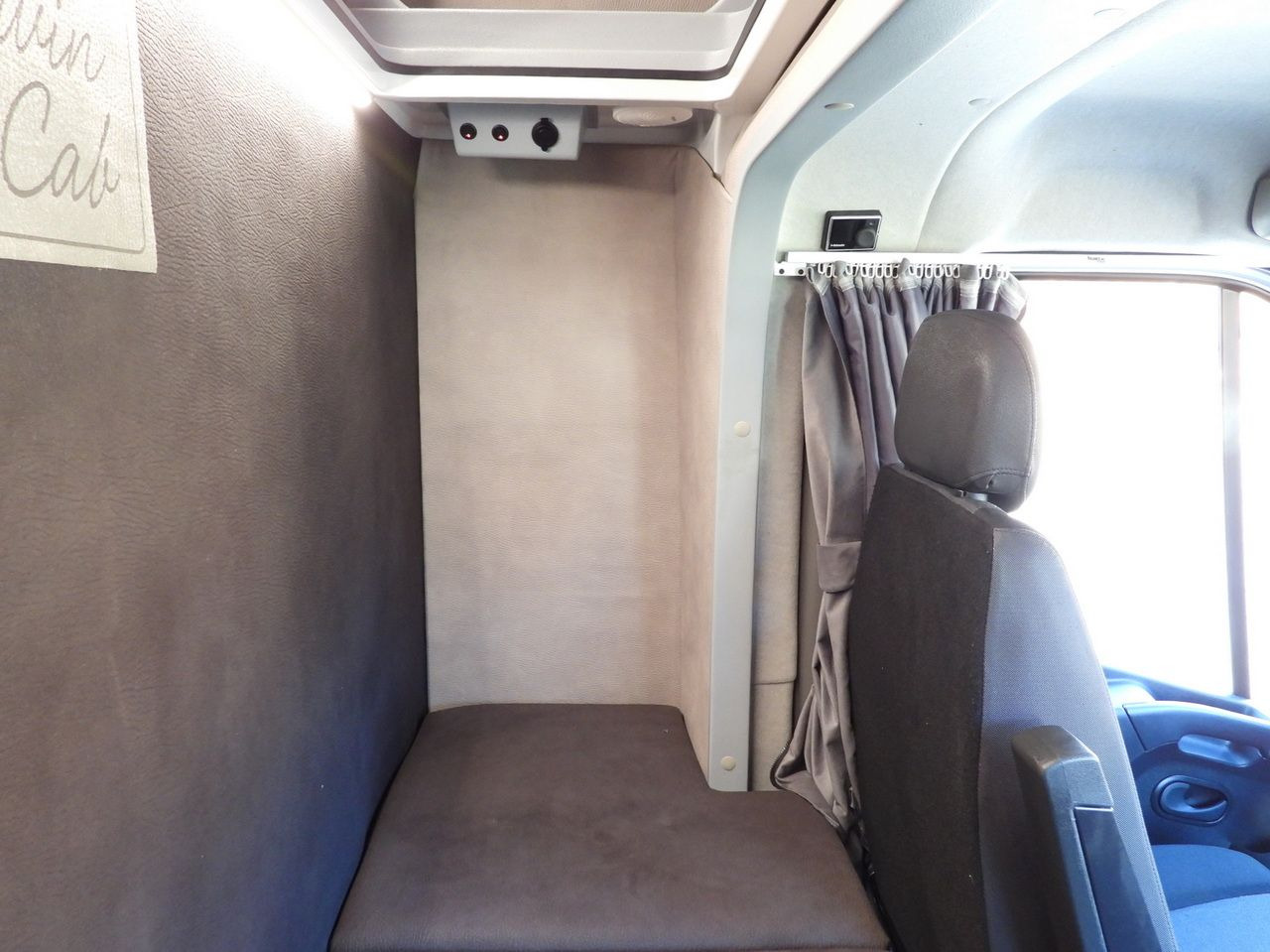 Curtain side van RENAULT MASTER TARPAULIN 8 PALLETS WEBASTO CRUISE CONTROL LED LIGHTS AIR CONDITIONING 165HP: picture 44 Curtain side van RENAULT MASTER TARPAULIN 8 PALLETS WEBASTO CRUISE CONTROL LED LIGHTS AIR CONDITIONING 165HP: picture 44