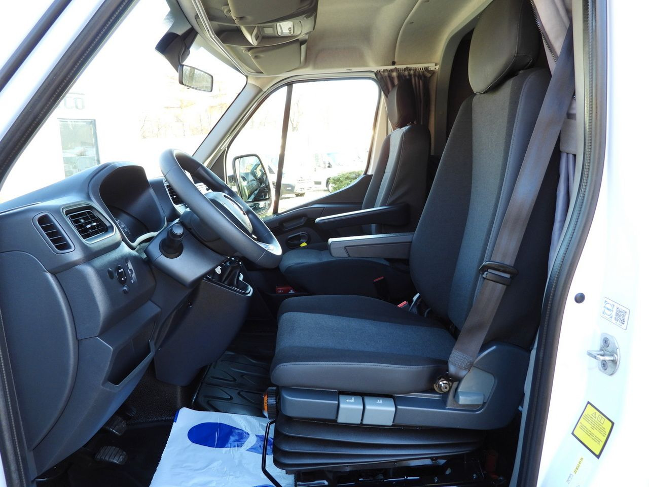 Curtain side van RENAULT MASTER TARPAULIN 8 PALLETS WEBASTO CRUISE CONTROL LED LIGHTS AIR CONDITIONING 165HP: picture 28 Curtain side van RENAULT MASTER TARPAULIN 8 PALLETS WEBASTO CRUISE CONTROL LED LIGHTS AIR CONDITIONING 165HP: picture 28