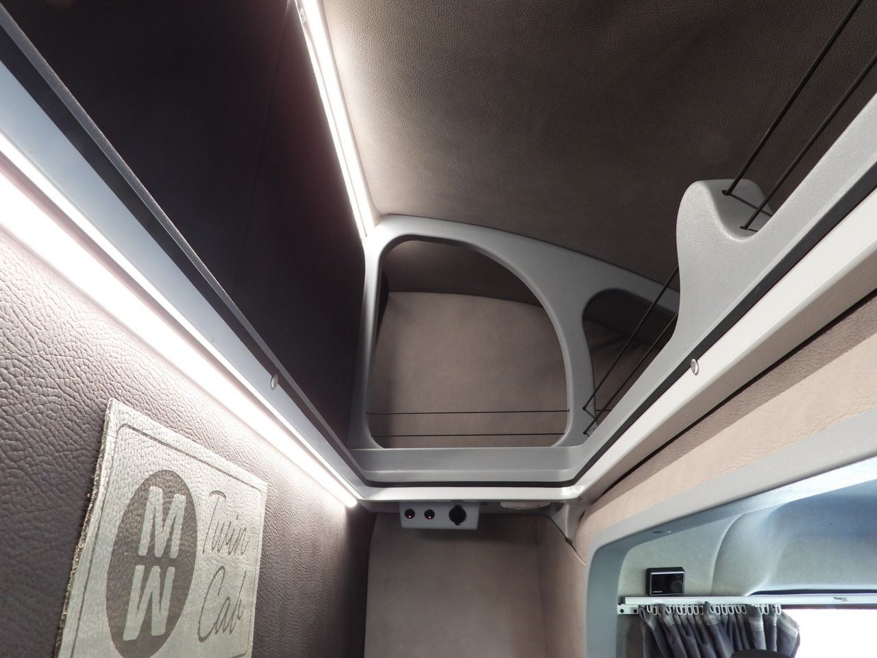 Curtain side van RENAULT MASTER TARPAULIN 8 PALLETS WEBASTO CRUISE CONTROL LED LIGHTS AIR CONDITIONING 165HP: picture 45 Curtain side van RENAULT MASTER TARPAULIN 8 PALLETS WEBASTO CRUISE CONTROL LED LIGHTS AIR CONDITIONING 165HP: picture 45