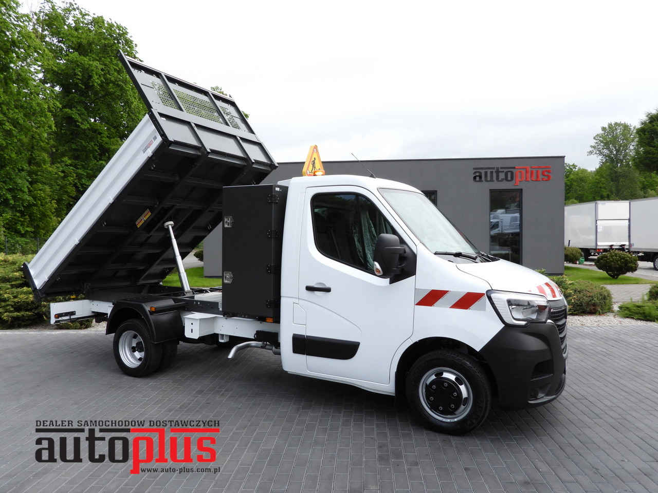 RENAULT MASTER TIPPER CRUISE CONTROL LED LIGHTS TWIN WHEELS AIR CONDITIONING  130HP - Tipper van: picture 1 RENAULT MASTER TIPPER CRUISE CONTROL LED LIGHTS TWIN WHEELS AIR CONDITIONING  130HP - Tipper van: picture 1