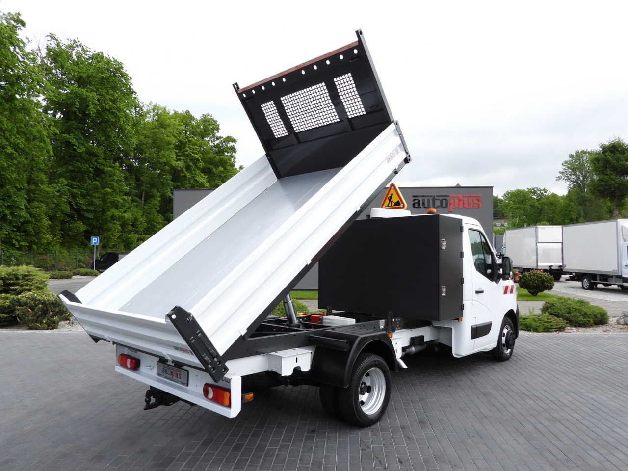 RENAULT MASTER TIPPER CRUISE CONTROL LED LIGHTS TWIN WHEELS AIR CONDITIONING  130HP - Tipper van: picture 3 RENAULT MASTER TIPPER CRUISE CONTROL LED LIGHTS TWIN WHEELS AIR CONDITIONING  130HP - Tipper van: picture 3