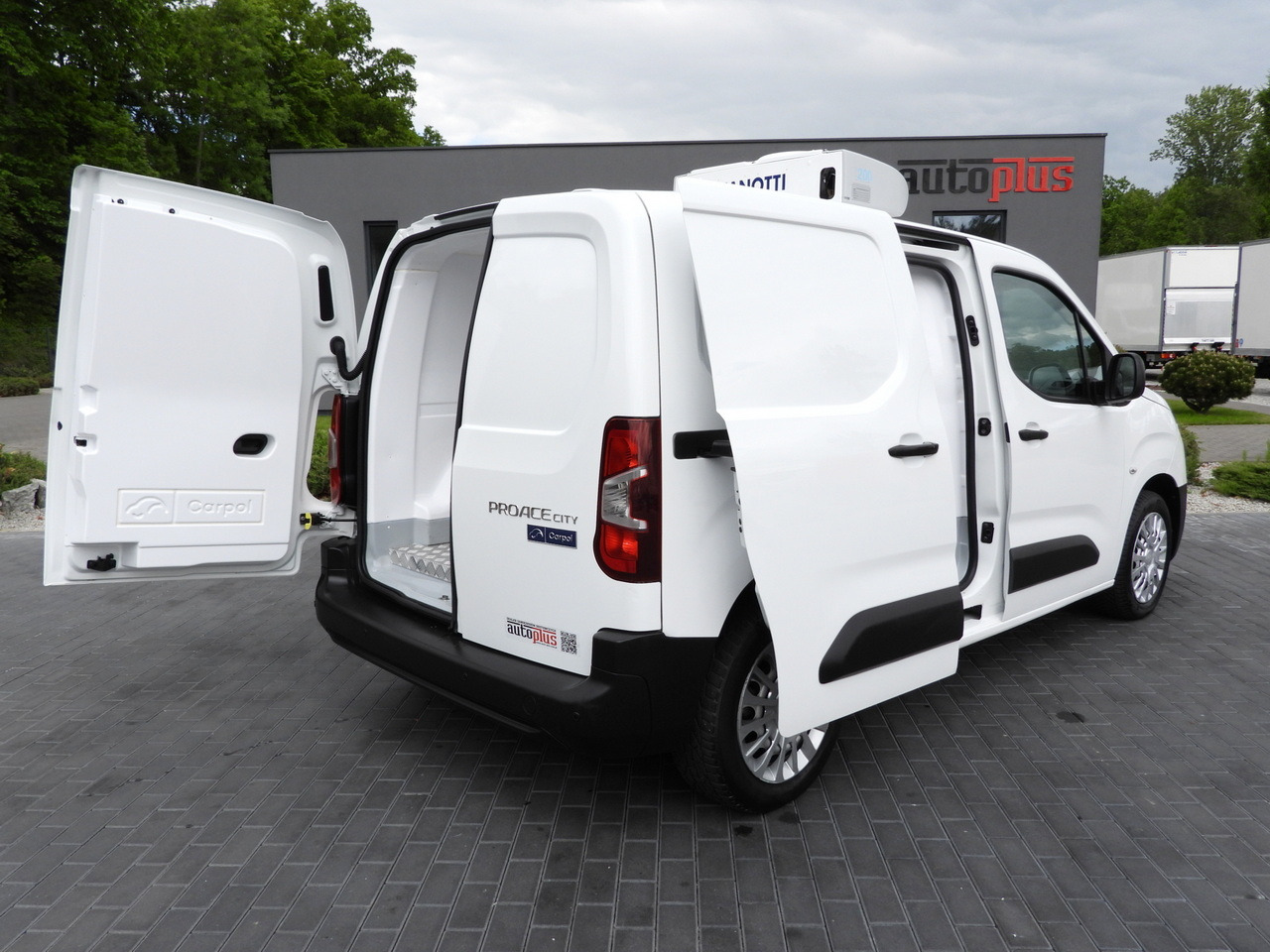 TOYOTA PROACE CITY REFRIGERATOR VAN -15*C POWER SUPPLY 230V CRUISE CONTROL AIR CONDITIONING 100HP - Refrigerated van: picture 3 TOYOTA PROACE CITY REFRIGERATOR VAN -15*C POWER SUPPLY 230V CRUISE CONTROL AIR CONDITIONING 100HP - Refrigerated van: picture 3