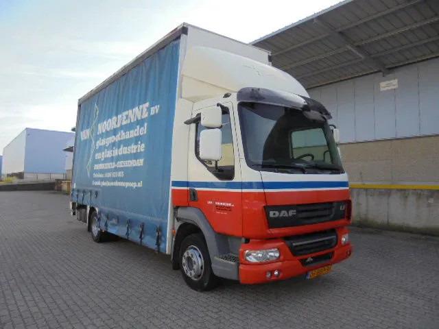 DAF LF 45 - Curtainsider truck: picture 3 DAF LF 45 - Curtainsider truck: picture 3