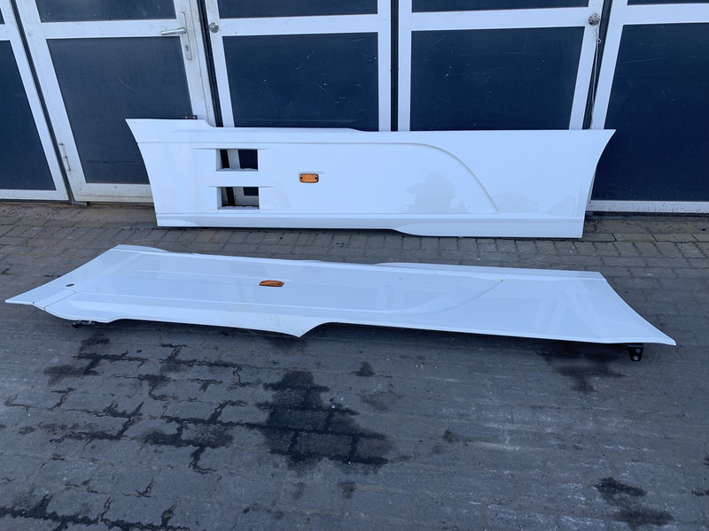 DAF XF106 Sideskirt Set DAF 1903109 - Body and exterior for Truck: picture 1 DAF XF106 Sideskirt Set DAF 1903109 - Body and exterior for Truck: picture 1
