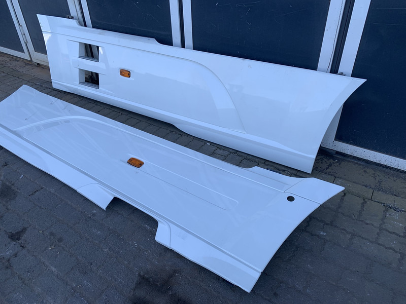 DAF XF106 Sideskirt Set DAF 1903109 - Body and exterior for Truck: picture 2 DAF XF106 Sideskirt Set DAF 1903109 - Body and exterior for Truck: picture 2