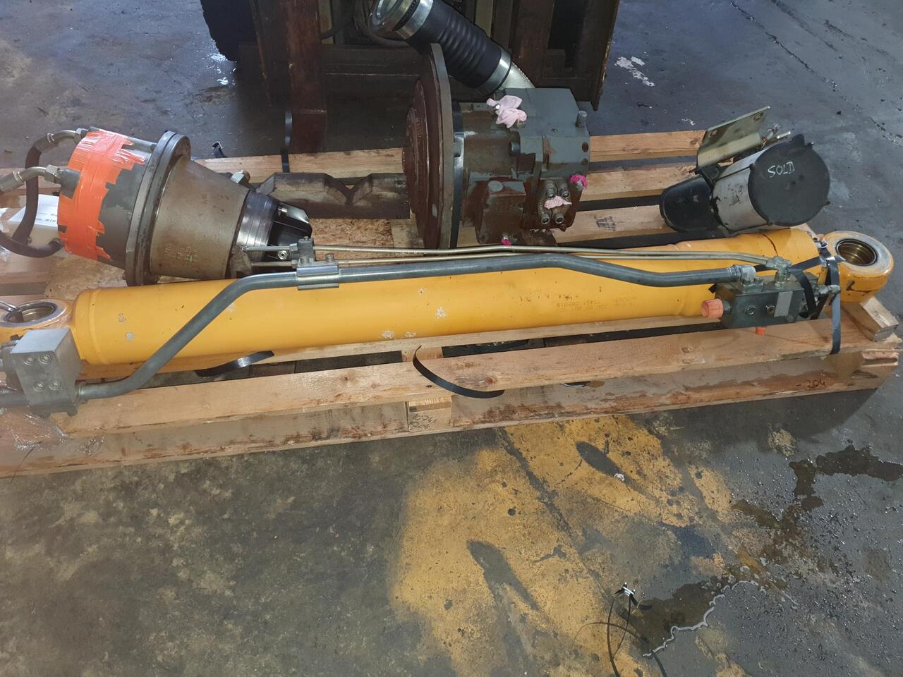 BOTELLA DE BALANCIN LIEBHER R904C - Hydraulic cylinder for Crawler excavator: picture 3 BOTELLA DE BALANCIN LIEBHER R904C - Hydraulic cylinder for Crawler excavator: picture 3