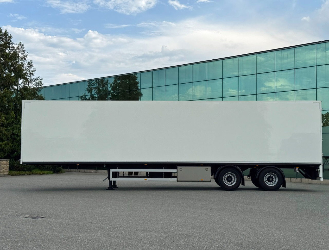 FAG 2 AS Burgers BAK Geisoleerd Gegalvaniseerd Chassis ZO Goed ALS Nieuw Direct Leverbaar 1325 x 244 x 267 CM Inwendig - Closed box semi-trailer: picture 2 FAG 2 AS Burgers BAK Geisoleerd Gegalvaniseerd Chassis ZO Goed ALS Nieuw Direct Leverbaar 1325 x 244 x 267 CM Inwendig - Closed box semi-trailer: picture 2