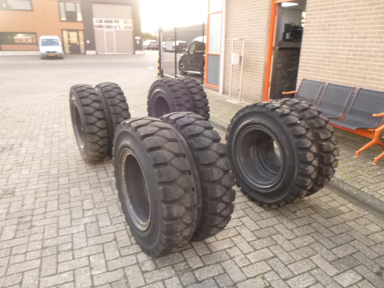 SOLIDEAL 10.00 x 20 SOLID - Wheel and tire package for Wheel excavator: picture 3 SOLIDEAL 10.00 x 20 SOLID - Wheel and tire package for Wheel excavator: picture 3