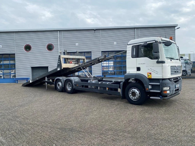 MAN TGA26.320 / SLIDING PLATEAU / WINCH / LIFT AXLE / MACHINE CARRIER / MANUAL / EURO-4 / 2007 - Tow truck: picture 3 MAN TGA26.320 / SLIDING PLATEAU / WINCH / LIFT AXLE / MACHINE CARRIER / MANUAL / EURO-4 / 2007 - Tow truck: picture 3